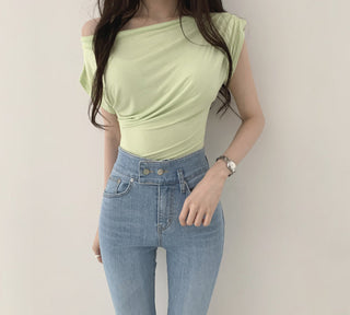 Slim-fit shoulder pleated top