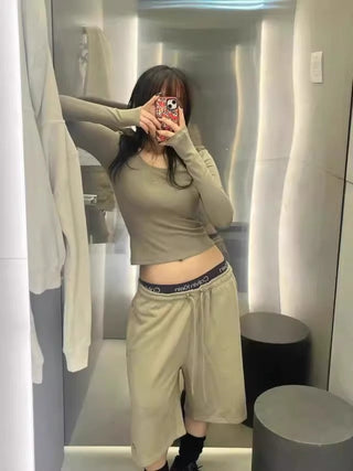 Solid color slim fit knitted top