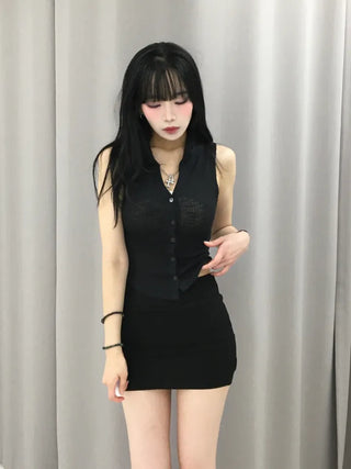 Cura V-Colla Rounded Button Sleeveless Top