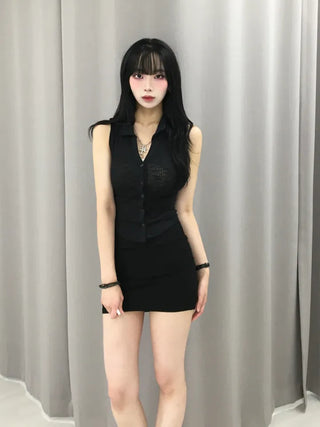 Cura V-Colla Rounded Button Sleeveless Top