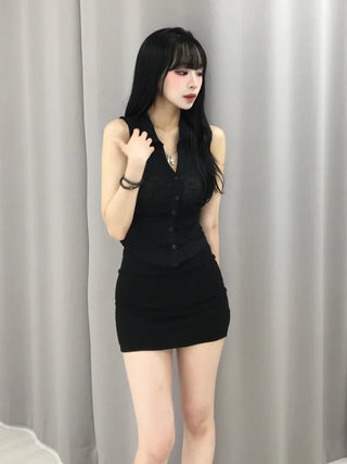 Cura V-Colla Rounded Button Sleeveless Top