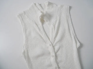 Cura V-Colla Rounded Button Sleeveless Top