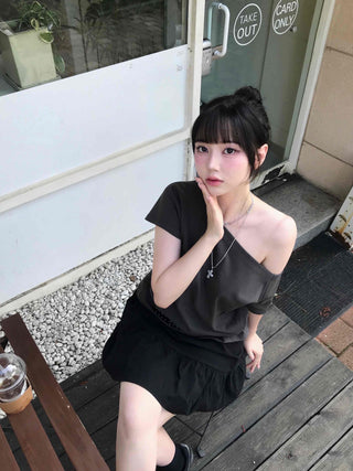 Plain Asymmetrical Off-Shoulder Short-Sleeve T-Shirt
