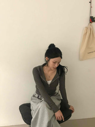 Comfortable plain tight-fit zip-up