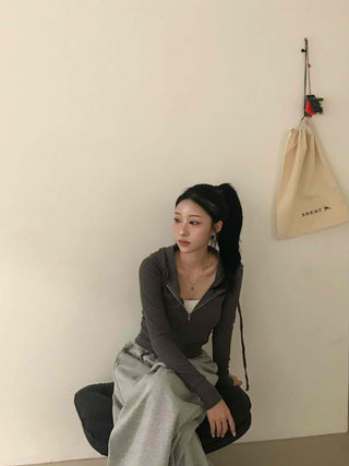 Comfortable plain tight-fit zip-up
