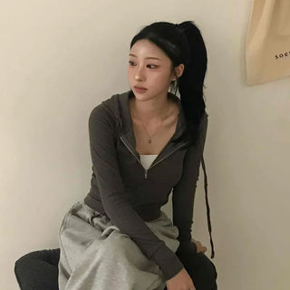 Comfortable plain tight-fit zip-up