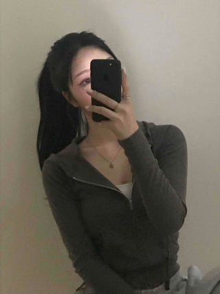 Comfortable plain tight-fit zip-up