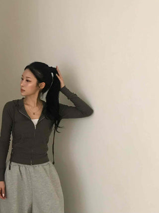 Comfortable plain tight-fit zip-up