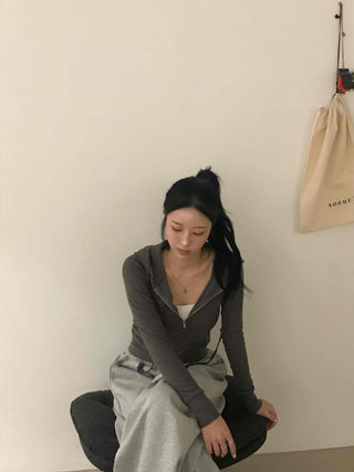 Comfortable plain tight-fit zip-up