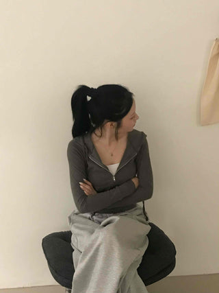 Comfortable plain tight-fit zip-up