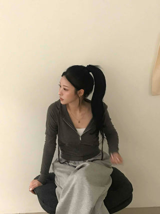 Comfortable plain tight-fit zip-up