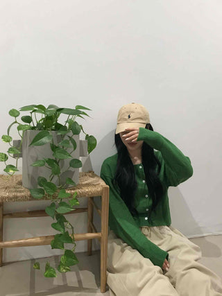 Delicate Loose-fit Crop Cardigan for Transitional Season