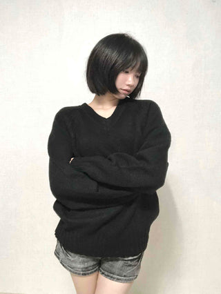 Minimal Avant-Fit Plain V-Neck Knit