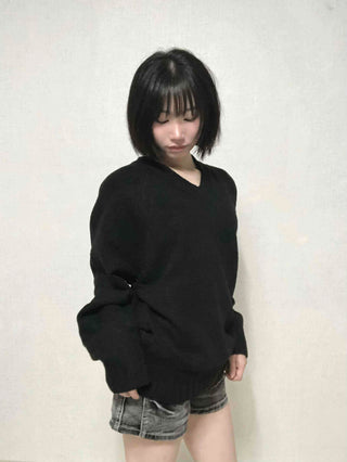 Minimal Avant-Fit Plain V-Neck Knit
