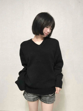 Minimal Avant-Fit Plain V-Neck Knit