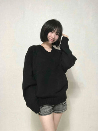 Minimal Avant-Fit Plain V-Neck Knit