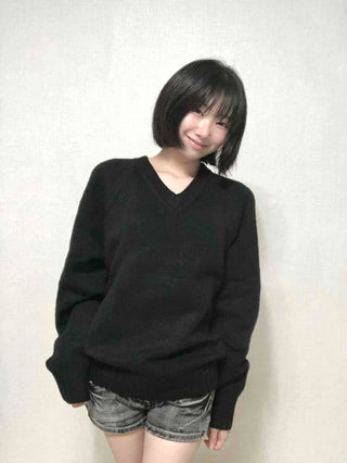 Minimal Avant-Fit Plain V-Neck Knit