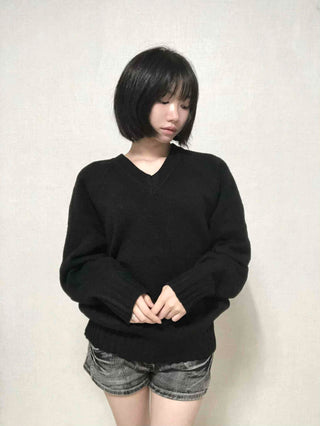 Minimal Avant-Fit Plain V-Neck Knit