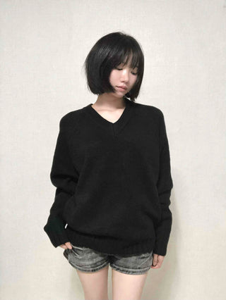Minimal Avant-Fit Plain V-Neck Knit