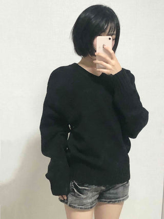Minimal Avant-Fit Plain V-Neck Knit