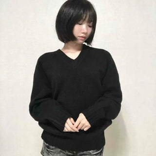Minimal Avant-Fit Plain V-Neck Knit