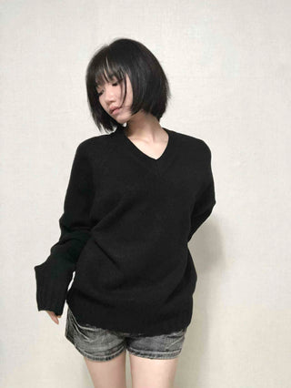 Minimal Avant-Fit Plain V-Neck Knit