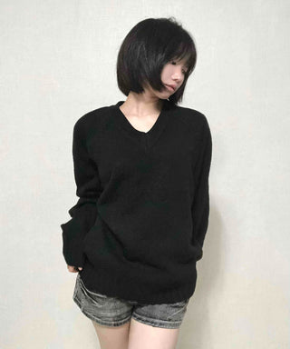 Minimal Avant-Fit Plain V-Neck Knit