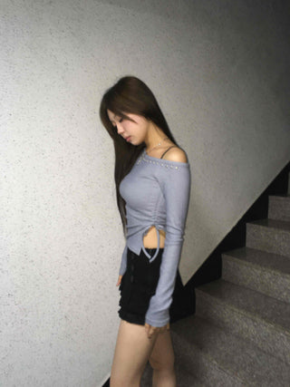 Delicate Fit Slim Off-Shoulder Long Sleeve T-Shirt with Stud Points