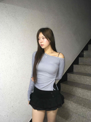 Delicate Fit Slim Off-Shoulder Long Sleeve T-Shirt with Stud Points