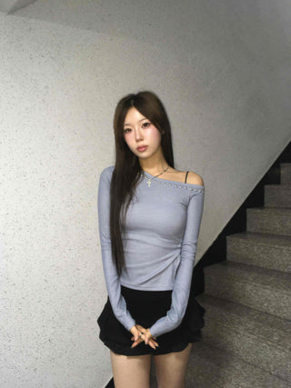 Delicate Fit Slim Off-Shoulder Long Sleeve T-Shirt with Stud Points