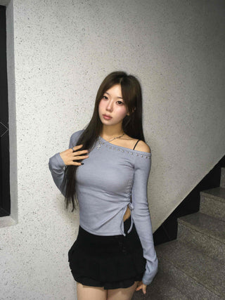 Delicate Fit Slim Off-Shoulder Long Sleeve T-Shirt with Stud Points