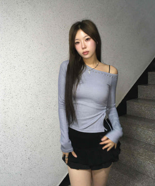 Delicate Fit Slim Off-Shoulder Long Sleeve T-Shirt with Stud Points