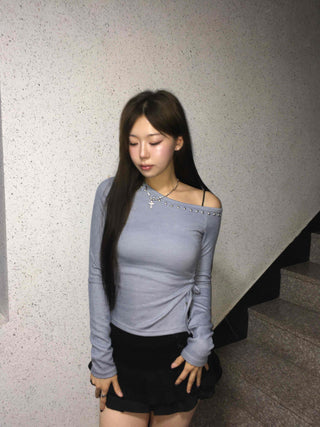 Delicate Fit Slim Off-Shoulder Long Sleeve T-Shirt with Stud Points