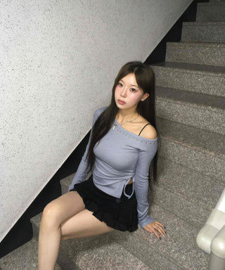 Delicate Fit Slim Off-Shoulder Long Sleeve T-Shirt with Stud Points