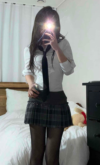 Studded belt detail low pleat mini skirt