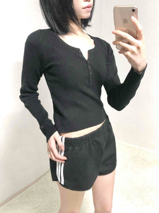 Delicate Fit Snap Button Crop Slim Knit