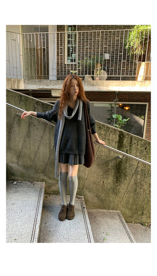 gray knitted pleated skirt
