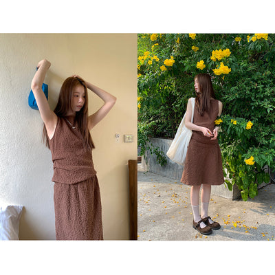 pleated sleeveless  top