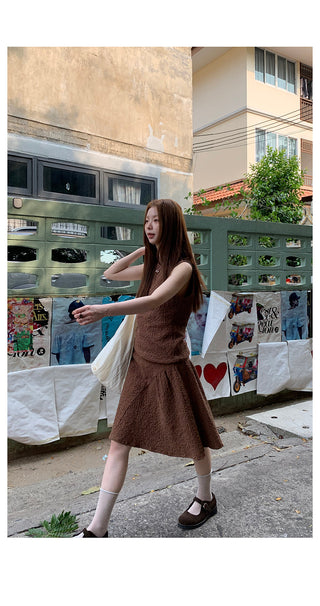 pleated sleeveless  top