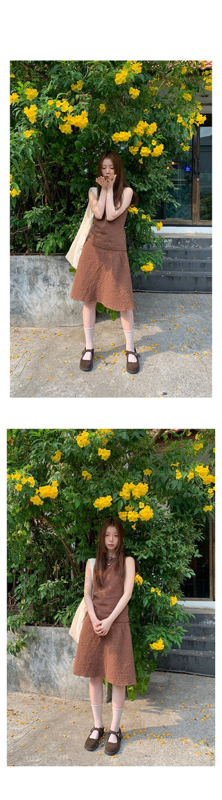 pleated sleeveless  top