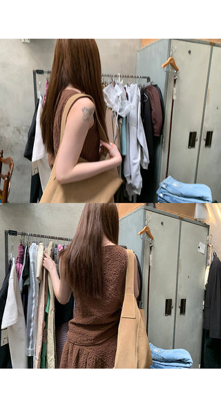 pleated sleeveless  top