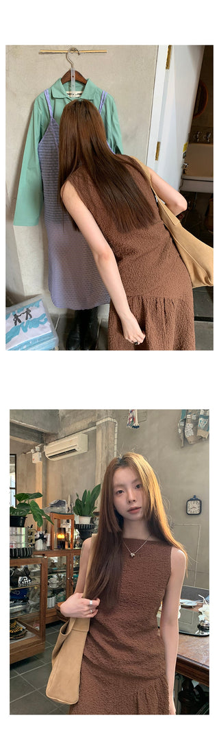 pleated sleeveless  top
