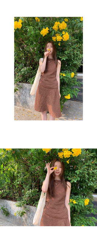 pleated sleeveless  top