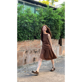 pleated sleeveless  top