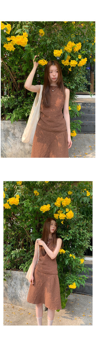 pleated sleeveless  top