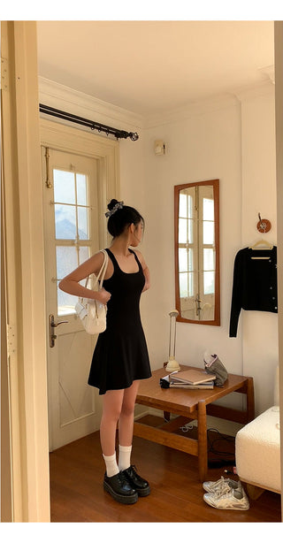 black backless dress