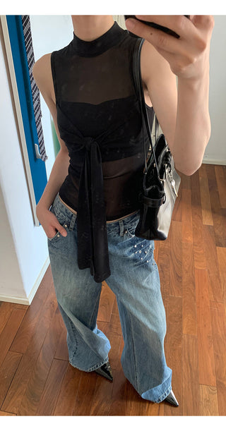 black sleeveless vest