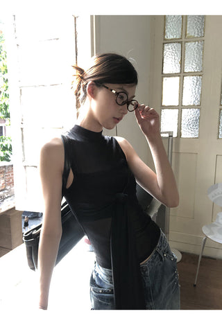 black sleeveless vest