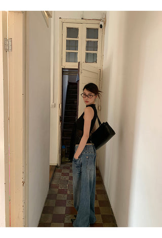black sleeveless vest