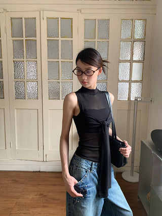 black sleeveless vest